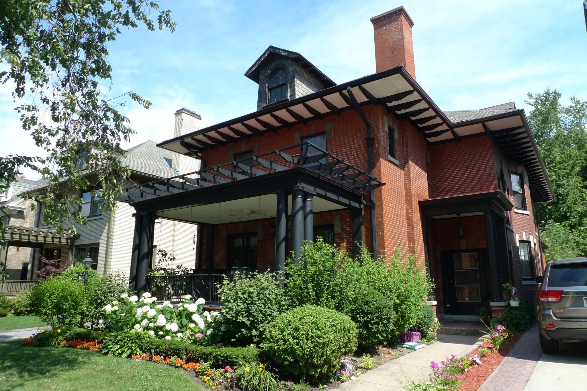 Modern_Home_on Bidwell_Parkway_photo_by_Mark_Hogan