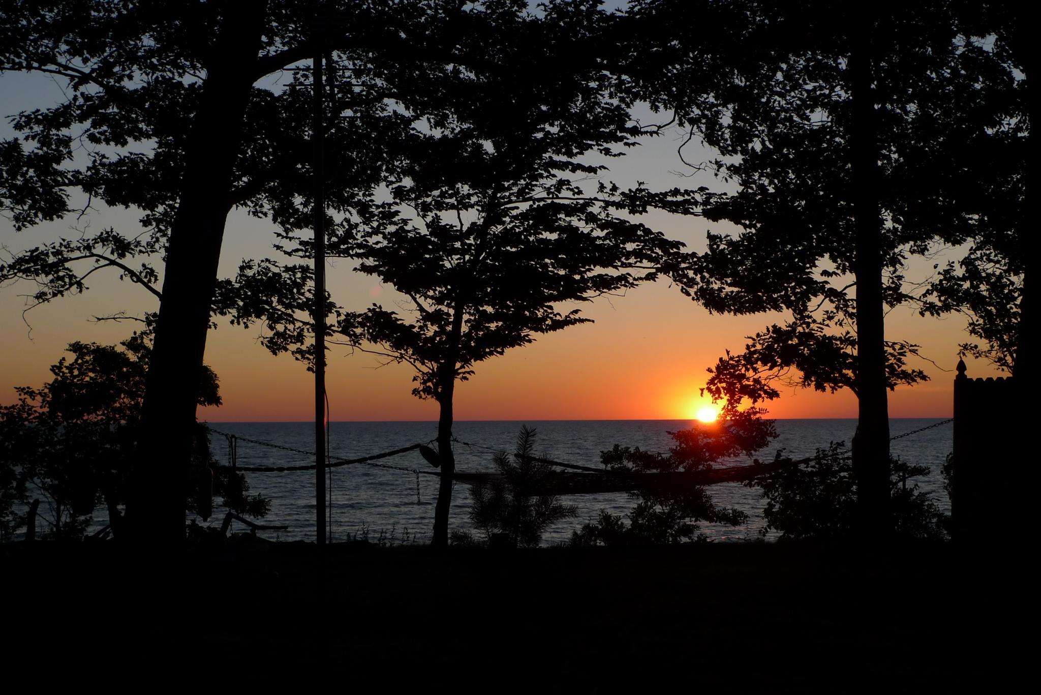 Sunset_on_Lake_Erie_photo_by_Mark_Hogan
